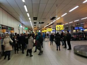 Cursă Tarom anulată la Amsterdam. 120 de de pasageri români au rămas blocați pe aeroport peste 12 ore (Video)