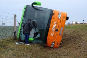 Autocar românesc răsturnat în Ungaria! Șoferul a adormit la volan, în timp ce se întorcea din Franța. Nouă persoane erau la bord (Foto)