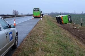 Autocar românesc răsturnat în Ungaria! Șoferul a adormit la volan, în timp ce se întorcea din Franța. Nouă persoane erau la bord (Foto)