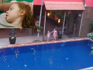 O fetiță de 9 ani, la un pas de moarte după ce a atins un fir electric într-o piscină. Șocul a fost atât de puternic că paralizat-o de la gât în jos și i-a afectat mușchiul inimii