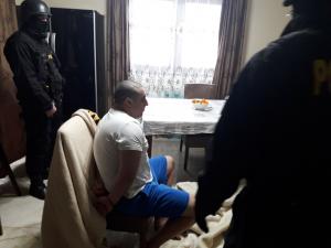 Primele imagini din casa în care un poliţist de la Trupele Speciale din Suceava a fost tăiat cu o sabie