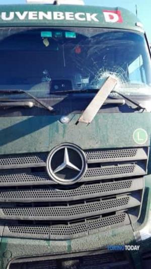 Accident incredibil pe o șosea din Italia! Un șofer român de TIR a fost la un pas de moarte după ce o bară metalică i-a străpuns parbrizul din mers (foto)