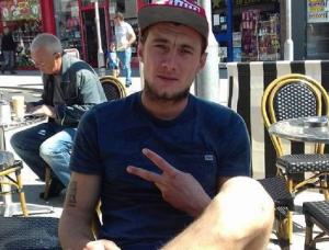 El este tânărul de 27 de ani din Bistriţa care a atacat cu bâta un poliţist şi a fost împuşcat de colegul acestuia. Ionuț a murit pe masa de operaţie