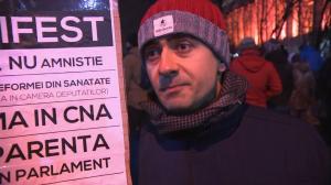 Medic protestatar: "Am ieşit în stradă pentru mine, pentru pacienţii mei!" Reportaj Associated Press la protestele din Bucureşti (VIDEO, GALERIE FOTO)