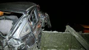 ACCIDENT ŞOCANT în Dej. O maşină condusă de un băiat de 18 ani s-a făcut praf într-un zid şi I-A SĂRIT MOTORUL. Ce s-a întâmplat cu şoferul (VIDEO, FOTO)