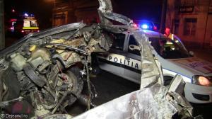 ACCIDENT ŞOCANT în Dej. O maşină condusă de un băiat de 18 ani s-a făcut praf într-un zid şi I-A SĂRIT MOTORUL. Ce s-a întâmplat cu şoferul (VIDEO, FOTO)