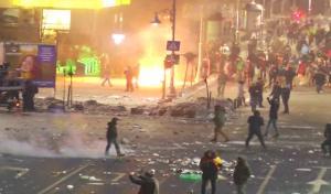 BREAKING NEWS! INCIDENTE VIOLENTE la protestul din Piaţa Victoriei! Doi jandarmi au fost răniţi. Cel puţin 20 de huligani au fost urcaţi în duba Jandarmeriei