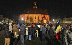 Jandarmii sunt cu noi! Oamenii legii au cântat ”Deşteaptă-te române” alături de manifestanţii de la Cluj
