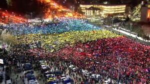 Protest-spectacol în Piața Victoriei, în a 13-a zi! Zeci de mii de manifestanți au format un tricolor uman
