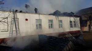 FOC la o grădiniţă din Timiş! Flăcările au cuprins acoperişul clădirii (FOTO)