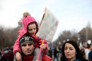 Câteva sute de părinţi şi copii au protestat în faţa Guvernului. Micuţii au colorat cu cretă pe asflat şi au jucat şotron