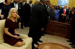 FOTOGRAFIA care a pus pe jar Internetul! Poziţia incredibilă în care apare una dintre consilierele lui Trump în Biroul Oval