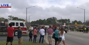 O maşină a SPULBERAT mulţimea care defila la o paradă, într-un oraş din Alabama. Sunt numeroase victime, majoritatea adolescenţi!