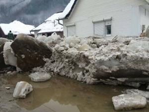 Inundaţii teribile: localitate invadată de sloiuri de gheaţă, în Maramureş (VIDEO, GALERIE FOTO)