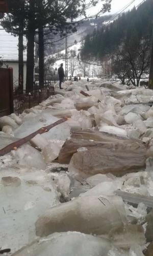Inundaţii teribile: localitate invadată de sloiuri de gheaţă, în Maramureş (VIDEO, GALERIE FOTO)