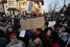 PROTEST la Cotroceni: Peste 2.500 de persoane s-au adunat în faţa Palatului Cotroceni: "Jos Iohannis", "Grindeanu, nu te lăsa, noi suntem de partea ta". Circulaţia este blocată.