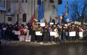 A cincea zi de proteste la Cotroceni! Zeci de persoane au ieşit din nou în stradă, cerând demisia lui Iohannis