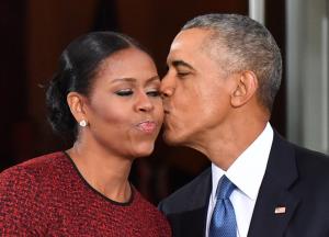 FĂRĂ PRECEDENT! Familia Obama se îmbogăţeşte după plecarea de la Casa Albă. Ce sumă vor primi Barack şi Michelle pentru a scrie cărţi