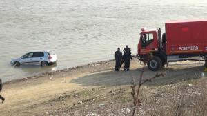 Un bărbat a plonjat cu maşina în Dunăre, la Brăila. Ar fi vrut să se sinucidă