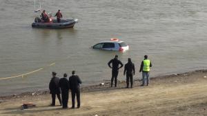 Un bărbat a plonjat cu maşina în Dunăre, la Brăila. Ar fi vrut să se sinucidă