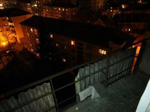 SELFIE UCIGAŞ! O fată de 14 ani a căzut în gol de la etajul nouă, unde a urcat să îşi facă un selfie | VIDEO şi GALERIE FOTO