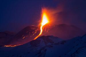 Cel puţin 10 oameni au fost răniţi în urma erupţiei Vulcanului Etna. O echipă BBC, prinsă în explozii