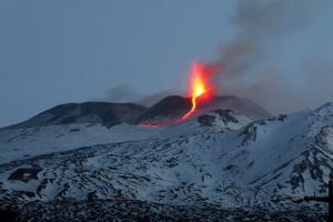 Cel puţin 10 oameni au fost răniţi în urma erupţiei Vulcanului Etna. O echipă BBC, prinsă în explozii