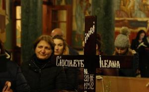 LACRIMI şi CÂNTEC la căpătâiul Ilenei Ciuculete! Maria Dragomiroiu, Maria Cârneci şi Cristian Pomohaci şi-au luat rămas bun de la regretata artistă (VIDEO)