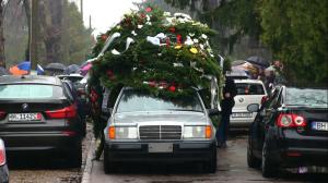 Imagini COPLEŞITOARE de la înmormântarea tinerei împuşcate în cap de fostul iubit, la Oradea. Mama Daliei, în transă lângă sicriu (VIDEO)