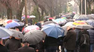 Imagini COPLEŞITOARE de la înmormântarea tinerei împuşcate în cap de fostul iubit, la Oradea. Mama Daliei, în transă lângă sicriu (VIDEO)