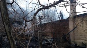Focul a luat două vieţi, la Vâlcea. O mamă şi fiul ei au murit, într-un incendiu violent care s-a extins şi la vecini (FOTO)