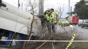 COD ROŞU! Un microbuz CU ELEVI s-a răsturnat pe drumul dintre Hunedoara şi Deva, 13 copii duşi de urgenţă la spital!