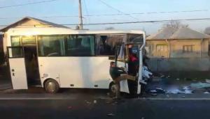 ACCIDENT GROAZNIC pe DN 1, la Bărcănești: Doi MORŢI şi mai mulţi RĂNIŢI, după ce un microbuz cu pasageri s-a CIOCNIT cu un autocamion (IMAGINI DRAMATICE)