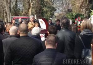 PRIMELE IMAGINI de la înmormântarea lui Adrian Hladii, ucigaşul Daliei Duca! Văduva îl jeleşte pe ASASIN, în timp ce un preot cu ochelari de soare cere "mila lui Dumnezeu" (VIDEO)