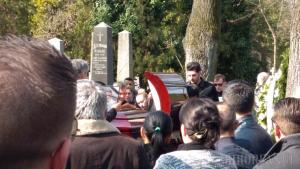 PRIMELE IMAGINI de la înmormântarea lui Adrian Hladii, ucigaşul Daliei Duca! Văduva îl jeleşte pe ASASIN, în timp ce un preot cu ochelari de soare cere "mila lui Dumnezeu" (VIDEO)