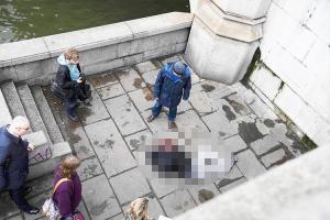 Doi ROMÂNI RĂNIŢI în atacul terorist de la Parlamentul Marii Britanii! Cel puţin 5 morţi şi 40 răniţi! VIDEO DIN MOMENTUL ATACULUI