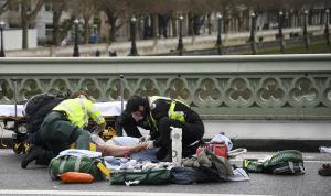 GALERIE FOTO! Acestea sunt imaginile TERORII de la Londra, unde un individ înarmat a intrat cu maşina direct în mulţime