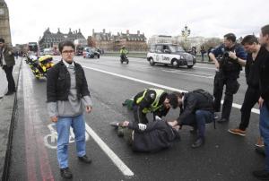 GALERIE FOTO! Acestea sunt imaginile TERORII de la Londra, unde un individ înarmat a intrat cu maşina direct în mulţime