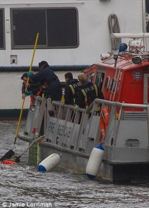 Imagini impresionante: ROMÂNCA rănită în atentatul de la Londra, scoasă de pompieri din apele reci ale Tamisei (VIDEO)