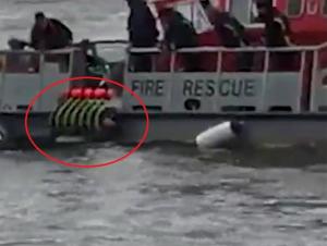 Imagini impresionante: ROMÂNCA rănită în atentatul de la Londra, scoasă de pompieri din apele reci ale Tamisei (VIDEO)