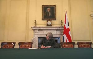 A început BREXITUL! Premierul Marii Britanii a semnat scrisoarea care declanșează ruperea de UE