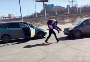 VIDEO: Cu ea nu te pui: O femeie s-a înfuriat pe un şofer care i-a tăiat calea. Ce a urmat te lasă mut de uimire