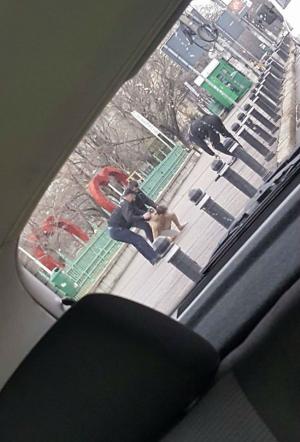 Scene-delir în Bucureşti: un tânăr care a defilat GOL-GOLUŢ la metrou e fugărit pe stradă de agenţi (VIDEO, GALERIE FOTO)