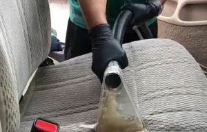 Acest video dă fiori şoferilor: cu un aspirator de mână, un tânăr dovedeşte câtă murdărie depozitează scaunele maşinii