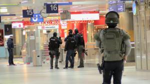 ATAC ȘOCANT în gara orașului german Düsseldorf. Un individ s-a năpustit cu toporul asupra călătorilor. 9 persoane au fost rănite (VIDEO)