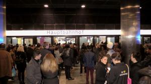 ATAC ȘOCANT în gara orașului german Düsseldorf. Un individ s-a năpustit cu toporul asupra călătorilor. 9 persoane au fost rănite (VIDEO)