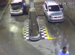 IMAGINI DE COŞMAR! Momentul în care o maşină EXPLODEAZĂ în timp ce era realimentată cu gaz, surprins de camere. O femeie a murit