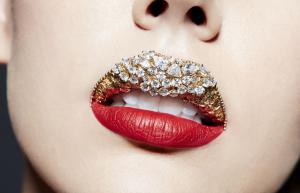 Aşa arată CEA MAI VALOROASĂ lucrare de Lip Art din lume. Peste 80 de diamante folosite pentru a transforma buzele în adevărate bijuterii (FOTO)