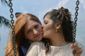 O româncă lesbiană s-a căsătorit cu iubita sa, în Italia! Cele două tinere au deja o fetiţă împreună