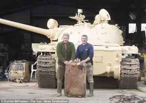 COMOARA DIN TANC. Ce a găsit un englez în rezervorul de motorină al unui tanc achiziţionat de pe  eBay a lăsat pe toată lumea cu gura căscată (VIDEO)